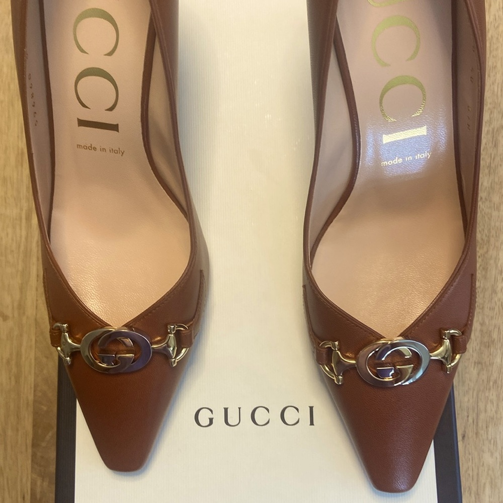 Gucci cognac brown women’s feminine Zumi Iconic buckle detail high heel shoes.